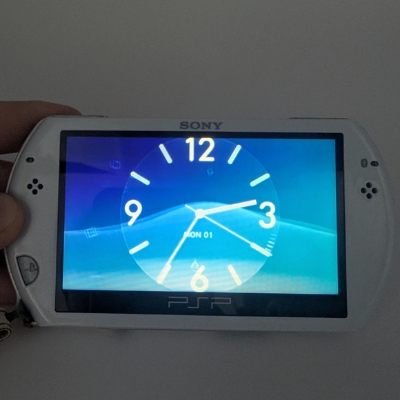 Sony PSP Playstation Portable Go N-1001 Console White with 12 GB memory card - Picture 4 of 9